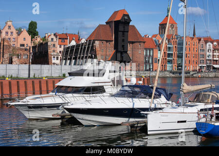 Yachten auf der Mottlau Marina in der Stadt Danzig in Polen, Altstadt Skyline im Hintergrund. Stockfoto