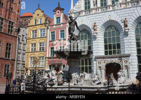 Neptun Brunnen vor der Artushof und historischen Häusern mit Giebel in der Altstadt von Danzig, Polen, Europa Stockfoto