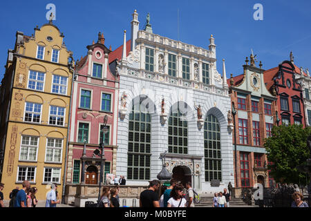 Der Artushof (Dwór Artusa) und historische Häuser in der Stadt Danzig in Polen Stockfoto