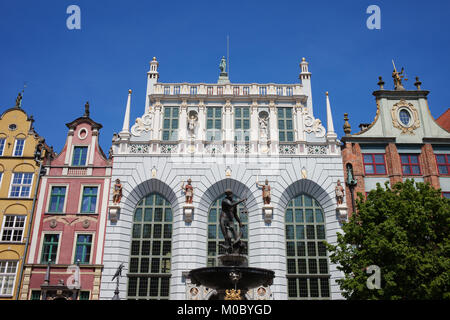 Der Artushof (Dwór Artusa) und Neptunbrunnen in Danzig in Polen Stockfoto