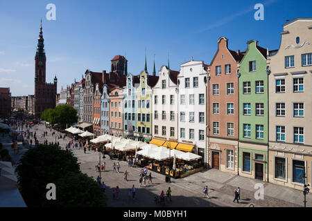 Lange Market Street (Dlugi Targ) in der Altstadt von Danzig, Polen, Europa. Reihe der historischen Giebelhäuser, die Fußgängerzone zurückgehen, 13 cen Stockfoto