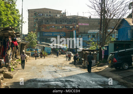 Blick auf einer Straße in Huruma, einem Stadtteil von Nairobi, zeigt Menschen und Gebäuden, Nairobi, Kenia, Ostafrika Stockfoto