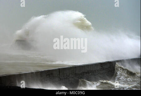 Rauhe See in Newhaven als winter storm Hits. Stockfoto