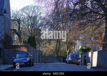 Die Chanory Road. St Machar's Cathedral und geparkte Autos in der Dunkelheit des Winters, Old Aberdeen Town. Aberdeen, Schottland, Großbritannien. Stockfoto