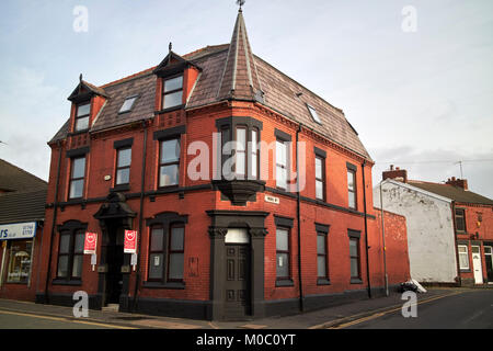 Alten viktorianischen Gebäude aus rotem Backstein mit kunstvollen Architektur an der Kreuzung der Station Street und 36 North Road St Helens, Merseyside, UK Stockfoto