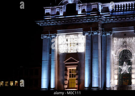 Nollaig Shona frohe Weihnachten in der irischen Low Energy LED-Weihnachtsbeleuchtung auf Belfast City Hall Nordirland uk Stockfoto