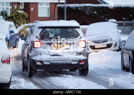 4x4 suv entlang der Straße im Schnee in Newtownabbey Nordirland fahren Stockfoto