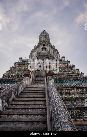 Touristische klettern auf der Pagode oder Stupa im Wat Arun Tempel der Morgendämmerung in Bangkok, Thailand. Stockfoto