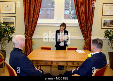 Registrar bei der Arbeit die Durchführung einer zivilen Partnerschaft Zeremonie für männliche Paare, Alton, Hampshire, UK. Stockfoto