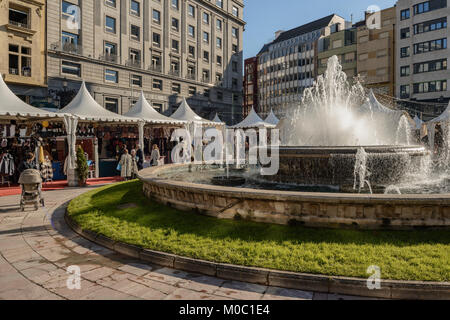 Markt und Blick auf den Springbrunnen in der Plaza Escandalera in der Stadt Oviedo, Asturien, Spanien Stockfoto