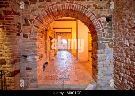 Porec, Istrien - Januar 9, 2018: die alten byzantinischen Reiches Zeitraum Wände und Artefakte der Euphrasius-basilika, UNESCO Weltkulturerbe Stadt Por Stockfoto