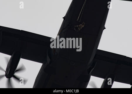 Flieger von der 820th Base Defense Group Verlassen eines HC-130J Bekämpfung König II während eines statisch-Zeile zu springen, 31.01.17, 2018, an der Lee Fulp Drop Zone in Tifton, Ga. Stockfoto