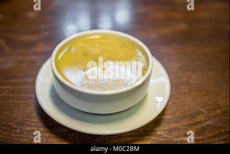 Traditionelle türkische heißen Kutteln Suppe serviert auf Holztisch. Stockfoto