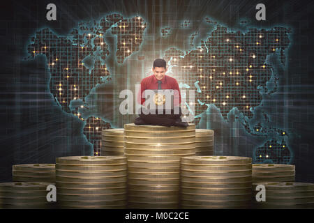 Junge asiatische Geschäftsmann sitzen auf bitcoin Stack und mit Laptop mit digitalen Welt Karte Hintergrund Stockfoto