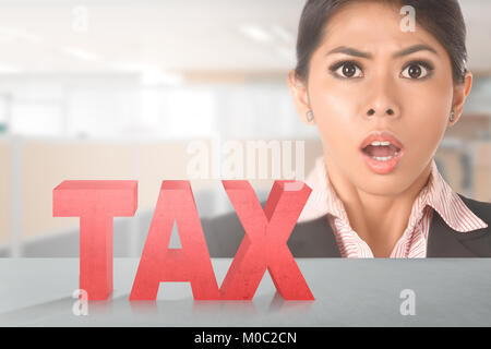 Bild von Asian Business Frau Schock über Steuern Stockfoto