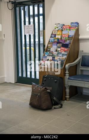 St Erth, Cornwall, England, 8. Januar 2018, unbeaufsichtigtes Gepäck an einem Bahnhof warten Zimmer Stockfoto