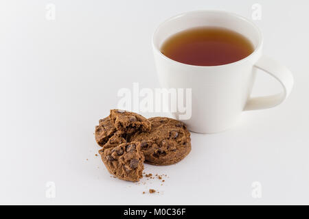 Tasse Tee mit Chocolate Chip Cookies auf weißem Hintergrund Stockfoto