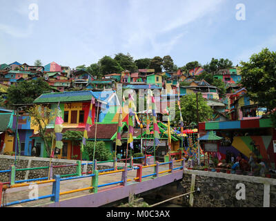 Die bunten oder 'Rainbow' Dorf (Kampung Pelangi) in Semarang, Zentraljava, Indonesien. Es war slumgebiet vor. Bild wurde im Januar 2018 getroffen. Stockfoto