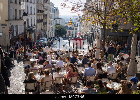 Sonnigen Nachmittag im französischen Restaurant Le Relais De La Butte in Montmartre, Paris. Oktober 2017. Stockfoto