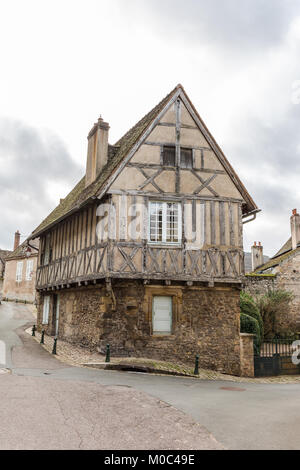 Fachwerkhaus in der historischen Altstadt von Autun, Saône-et-Loire, Burgund, Frankreich Stockfoto