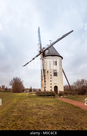 Windmühle in dem französischen Dorf Les Trois-Moutiers, Vienne, Nouvelle-Aquitainne, Frankreich Stockfoto