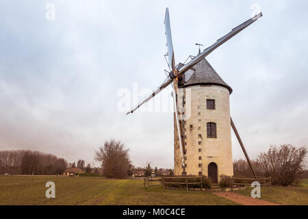 Windmühle in dem französischen Dorf Les Trois-Moutiers, Vienne, Nouvelle-Aquitainne, Frankreich Stockfoto