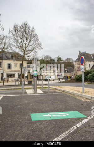 Elektroauto Ladestation am Parkplatz in der Nähe von Château-Chinon, Chinon, Indre-et-Loire, Frankreich Stockfoto