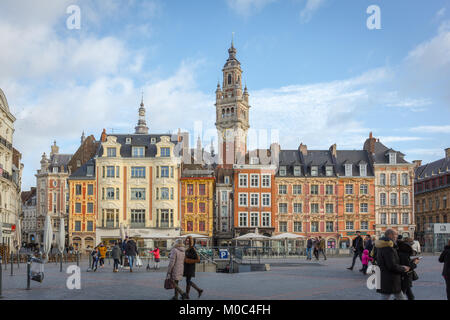 Hauptplatz oder Grand Place (Place du Général de Gaulle) in Lille mit dem Glockenturm von der Handelskammer und der bunten Fassaden der Build Stockfoto