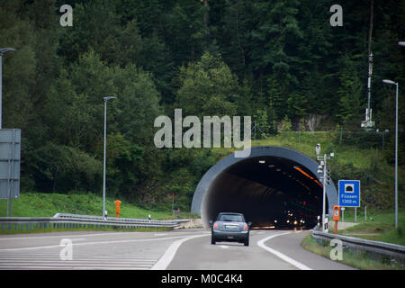 Reisende Menschen fahren Auto, in dem Berg im Auto Tunnel in Italien Urlaub in Füssen Stadt am September 2, 2017 in Tirol, Österreich Stockfoto