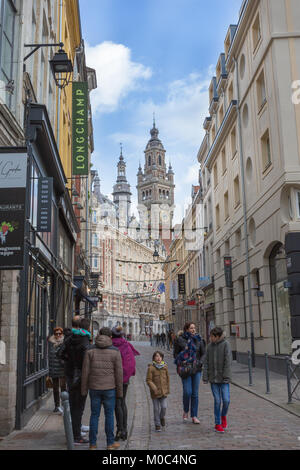 Blick auf den Glockenturm oder Glockenturm der Handelskammer als von der Rue Lepelletier in Lille, Frankreich Stockfoto