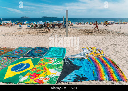 Einheimische, wie Cariocas, spielen Beach Tennis am Strand von Ipanema, Rio de Janeiro, Brasilien Stockfoto