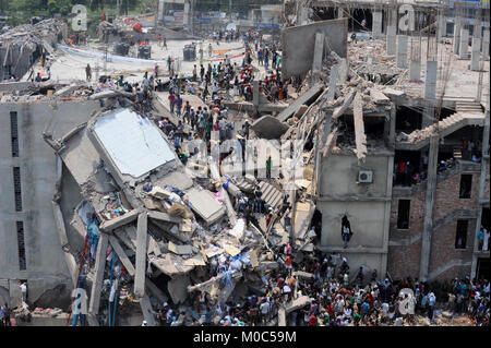 DHAKA, BANGLADESCH - April 24, 2013: ein Blick von oben auf die rana PLAZA Gebäude dem Einsturz an Korcula, in der Nähe von Dhaka, Bangladesch. Stockfoto