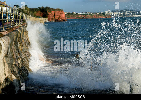 Wellen gegen die Kaimauer bei Flut. Stockfoto
