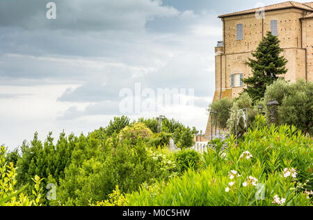 Heiligtum des Heiligen Hauses von Loreto, Marken, Italien. Blick auf den Apostolischen Palast und Garten Stockfoto