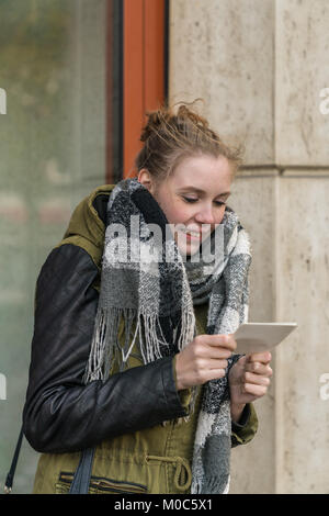 Eine glückliche junge schwangere Frau hält einen Ultraschall in Ihrer Hand Stockfoto