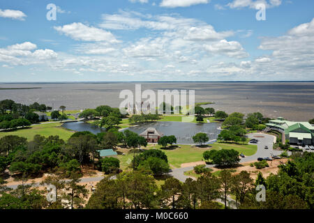 NC-01361-00... NORTH CAROLINA - Blick nach Südwesten über die historischen Whalehead Club und Currituck Sound von der Aussichtsplattform des Currituck Strand Lig Stockfoto