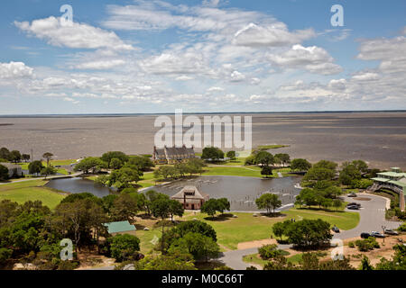 NC-01363-00... NORTH CAROLINA - Blick nach Südwesten über die historischen Bootshaus und Whalehead Club am Ufer des Currituck Sound von der Aussichtsplattform Stockfoto