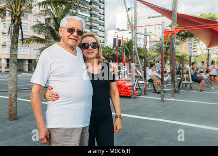 Model Released: Ältere Menschen (80-89) und reife Frau (70-79) an ein Fitnessbereich im Freien in Ipanema, Rio de Janeiro, Brasilien posing Stockfoto