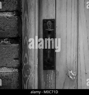 Kohlenschuppen Luken, Hintertüren und Asche Rutschen das Verschwinden der sozialen Geschichte der britischen Back Lane. Stockfoto