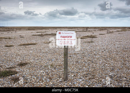 Orford Ness Suffolk, ein National Trust sign an Orford Ness Warnung vor den Gefahren, die von Besuchern das Weglaufen von ausgewiesenen Wege, England, UK. Stockfoto