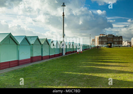 Umkleidekabinen am Strand an der Küste von Brighton und Hove, East Sussex, England. Stockfoto