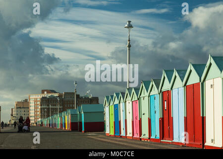 Bunte Strandhütten direkt an der Meeresküste von Brighton, England. Stockfoto