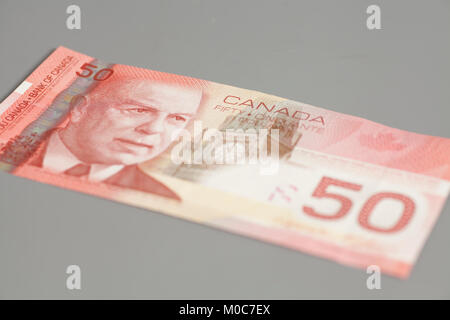 Kanadische 50 Dollar Banknote auf grauen Hintergrund. Stockfoto