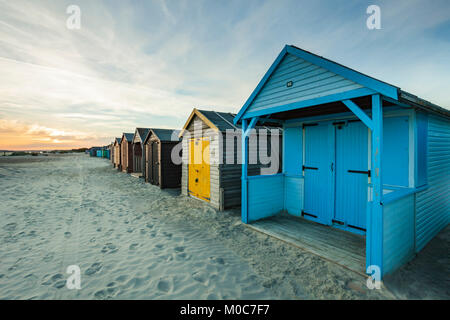 Sonnenuntergang an der West Wittering Beach, West Sussex, England. Stockfoto