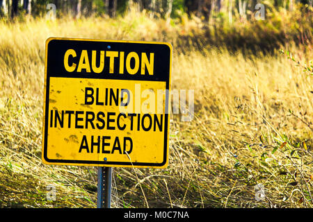 Nahaufnahme eines Vorsicht Blind Kreuzung vor Zeichen Stockfoto