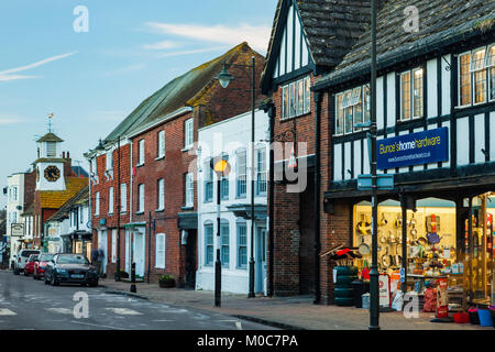 Abend an der High Street, Steyning, West Sussex. Stockfoto