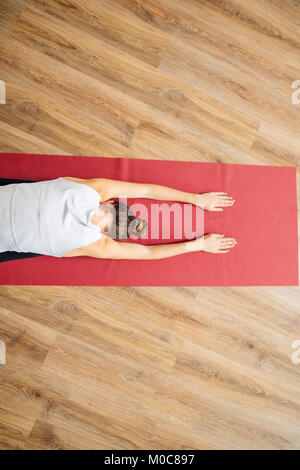 Frau Tun des Kindes darstellen. Balasana Stockfoto