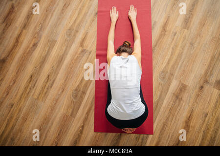 Frau Tun des Kindes darstellen. Balasana Stockfoto