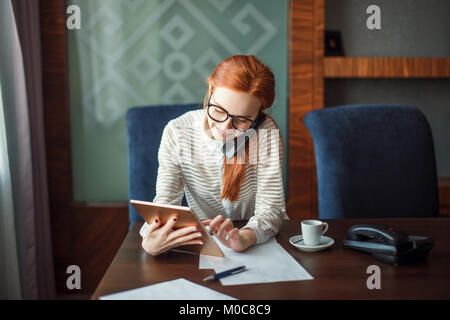 Geschäftsfrau, die im Büro arbeiten Stockfoto