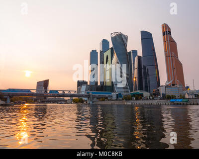 Moskau - 14. Oktober: Moskau, moderne Gebäude aus Glas und Stahl Wolkenkratzer gegen den Himmel am 14. Oktober 2017 in Moskau, Russland Stockfoto